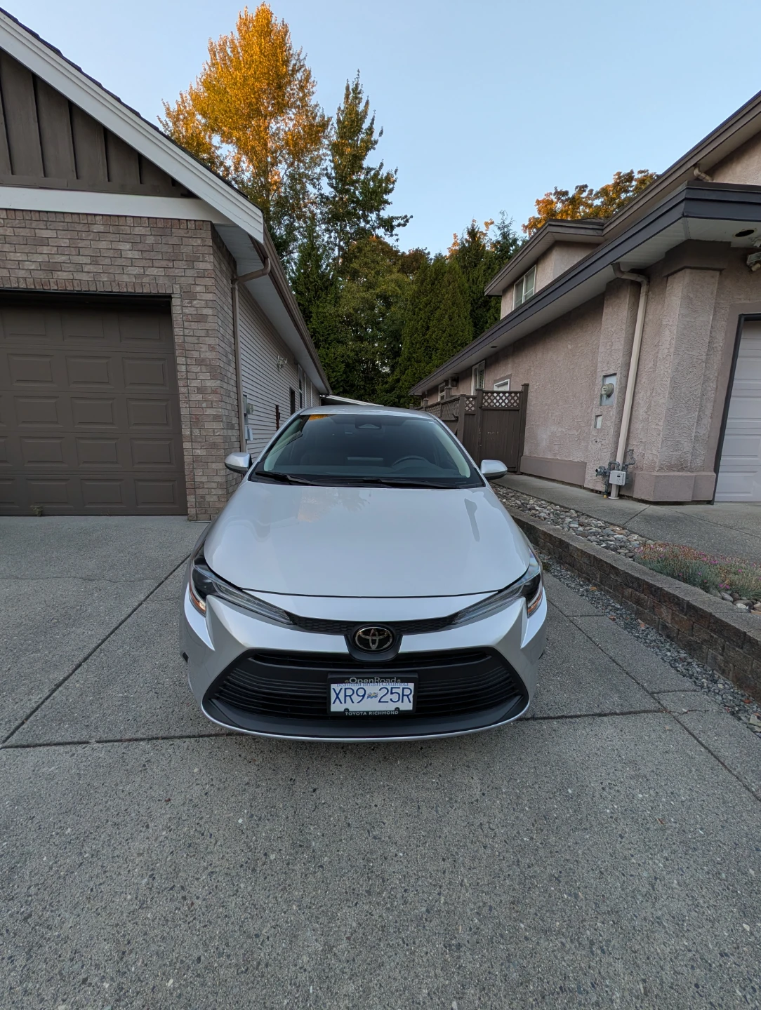 2023 Toyota Corolla LE Sedan – Low KM - 37,342 - photo 3