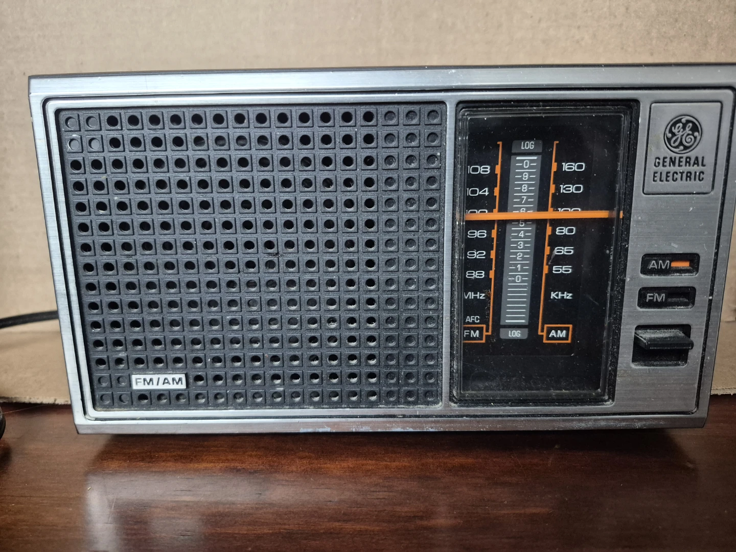 VINTAGE General Electric AM/FM Radio Model 7-4115B