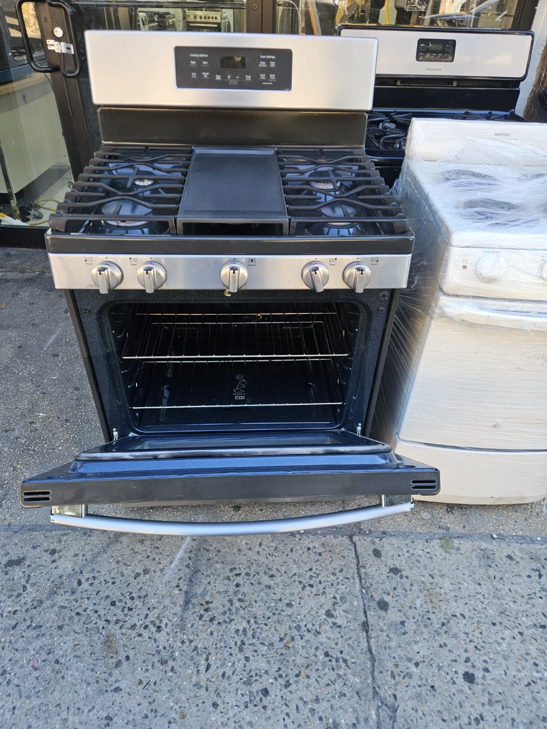 GE Gas Range Oven - photo 2