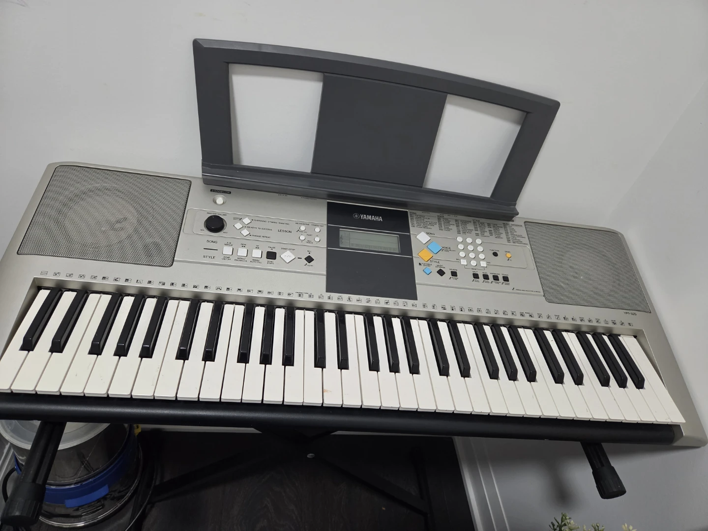 Yamaha YPT-320 Portable Keyboard with stand and Power adapter - photo 2