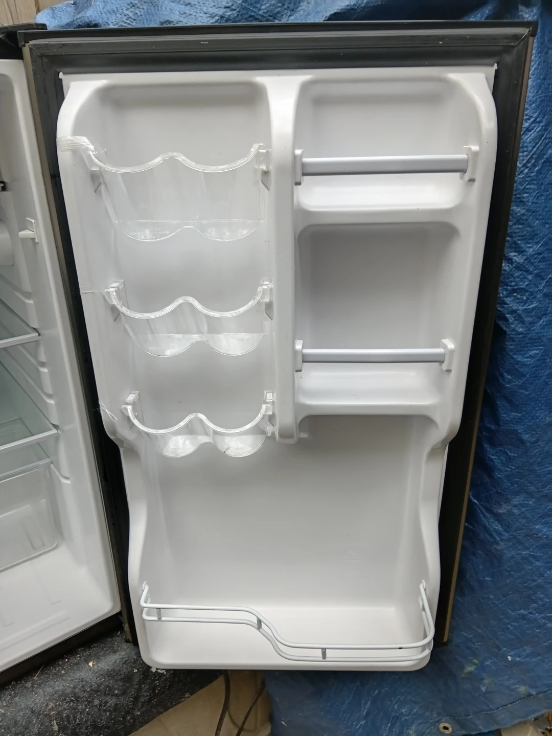 Insignia Premium Compact Mini Fridge READ DESCRIPTION ON SIZE - photo 3