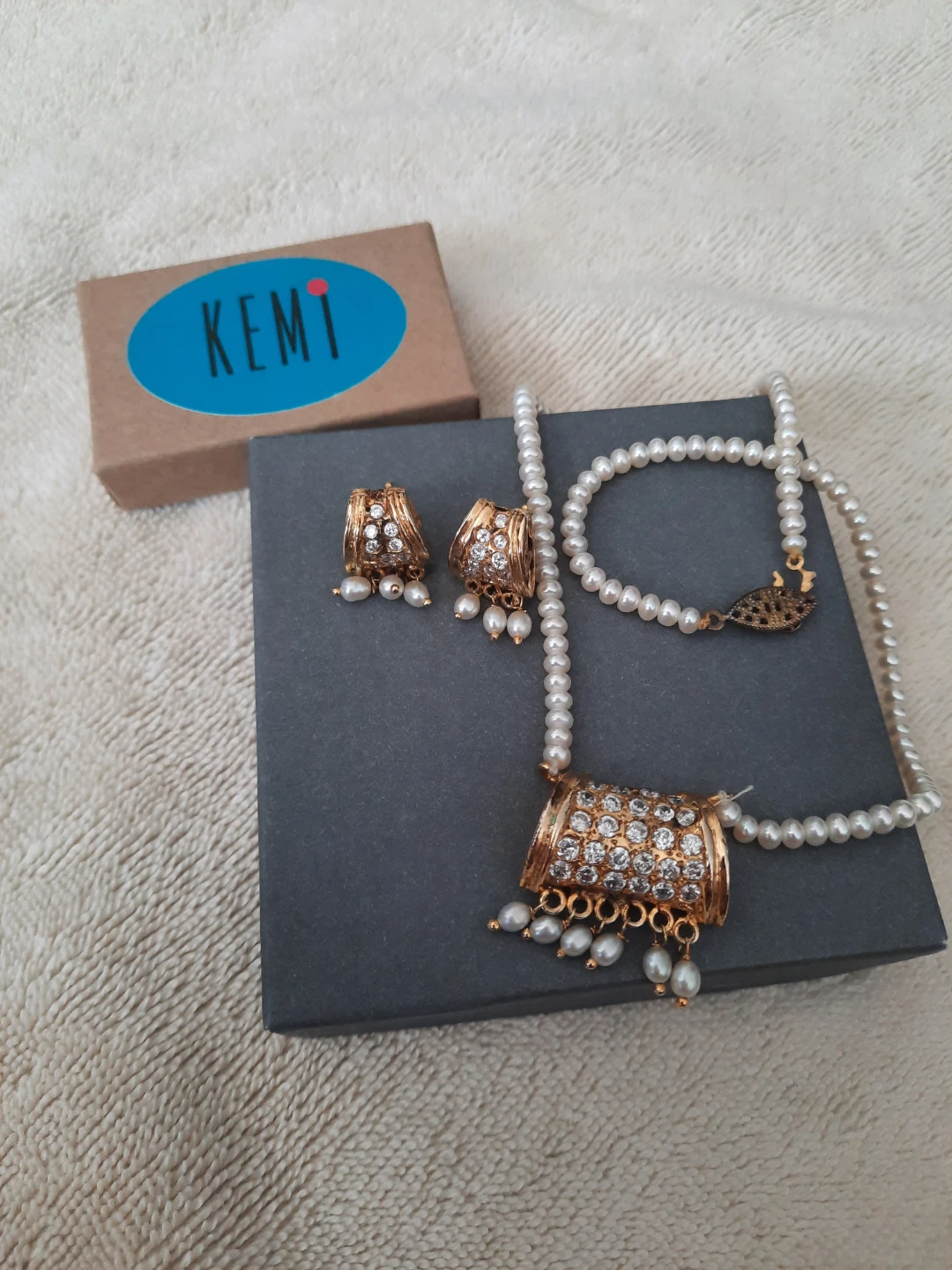 KEMI Pearl and Crystal Jewellery Set