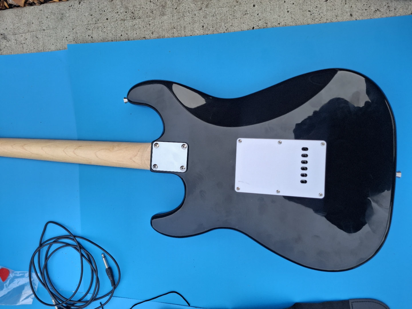 GWL (Washburn) Electric Guitar & Squier 10W Amp Starter Bundle - photo 4