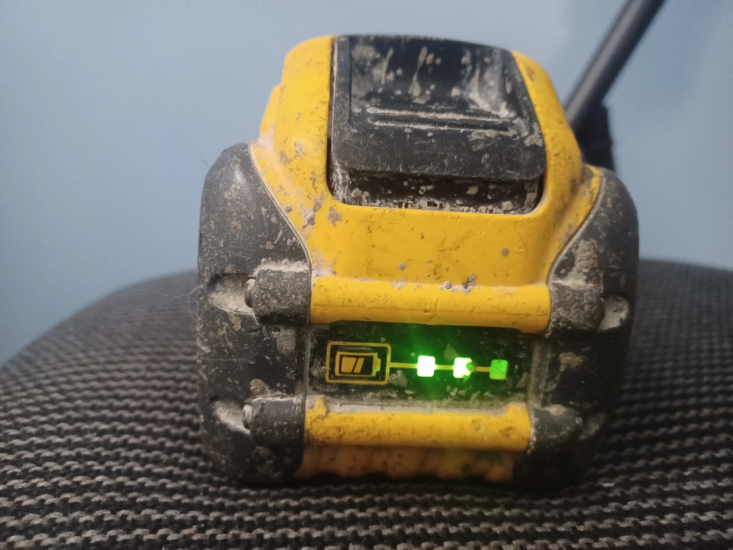 Dewalt Flexvolt 60v 20v 9AH Battery - photo 2