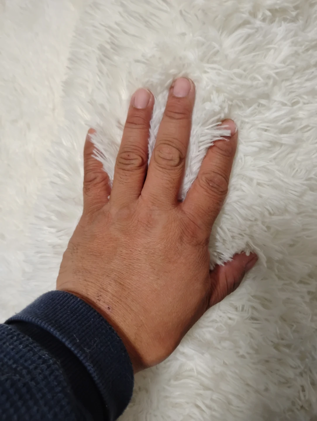 White faux fur area rug - photo 5