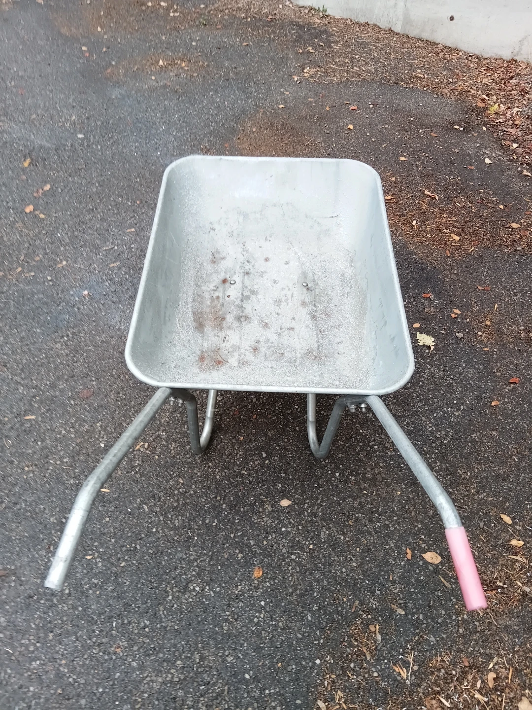 Sturdy Compact Metal Wheelbarrow - photo 2
