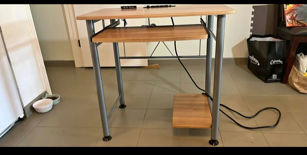 Laptop desk small like new with power connectors and usb - photo 2