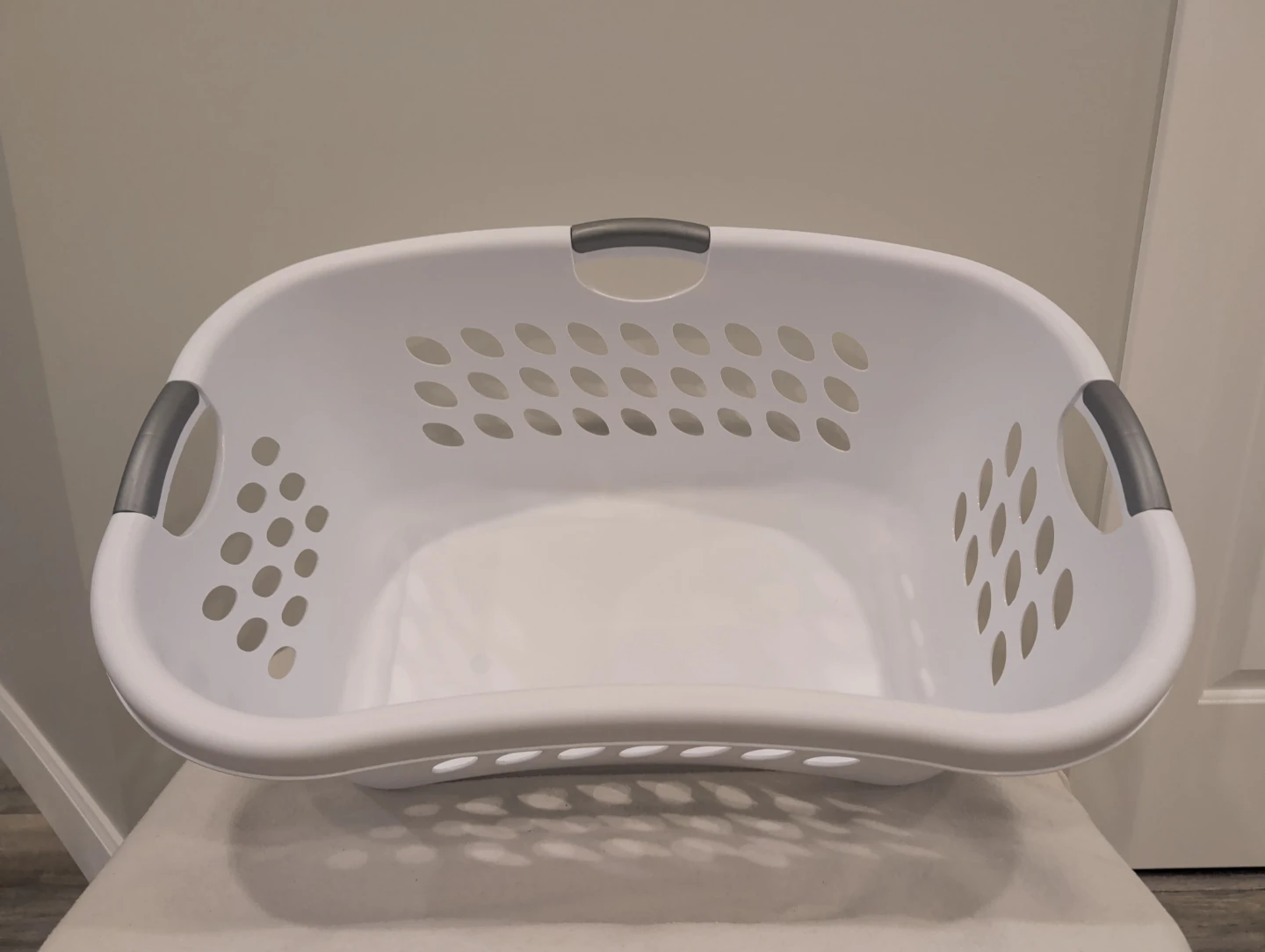 Large 70L Sterilite Hip-Hold Laundry Basket (White - photo 2