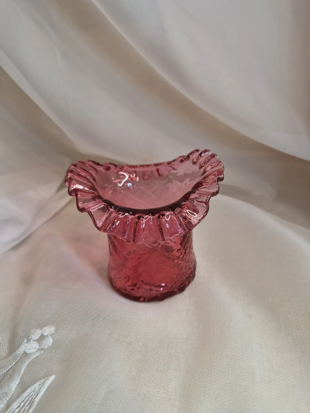 Beautiful Vintage 3 1/2" x 4" Cranberry Art Glass Hat Vase Decor