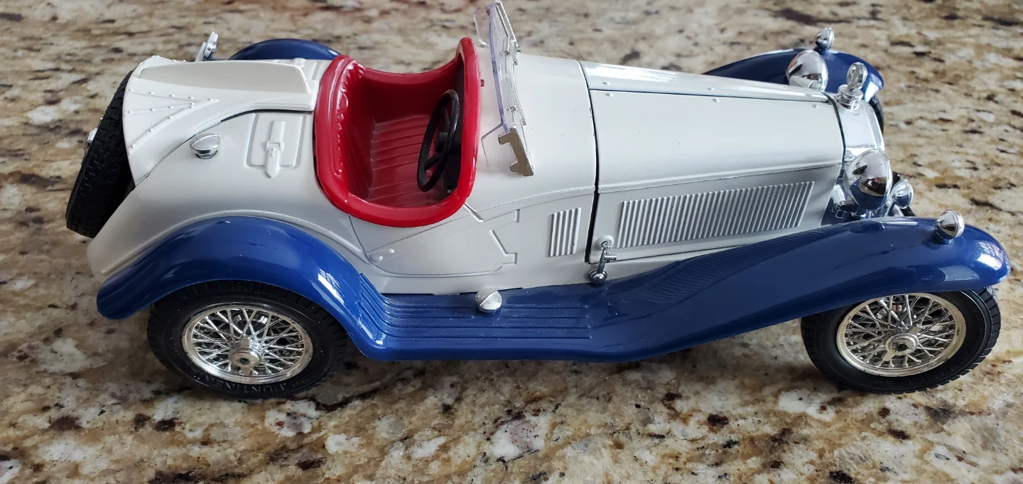 Bburago 1932 Alfa Romeo 2300 Spider Model Car