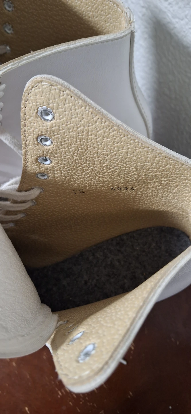 CCM White Figure Skates - Size 9 or 10 - photo 5