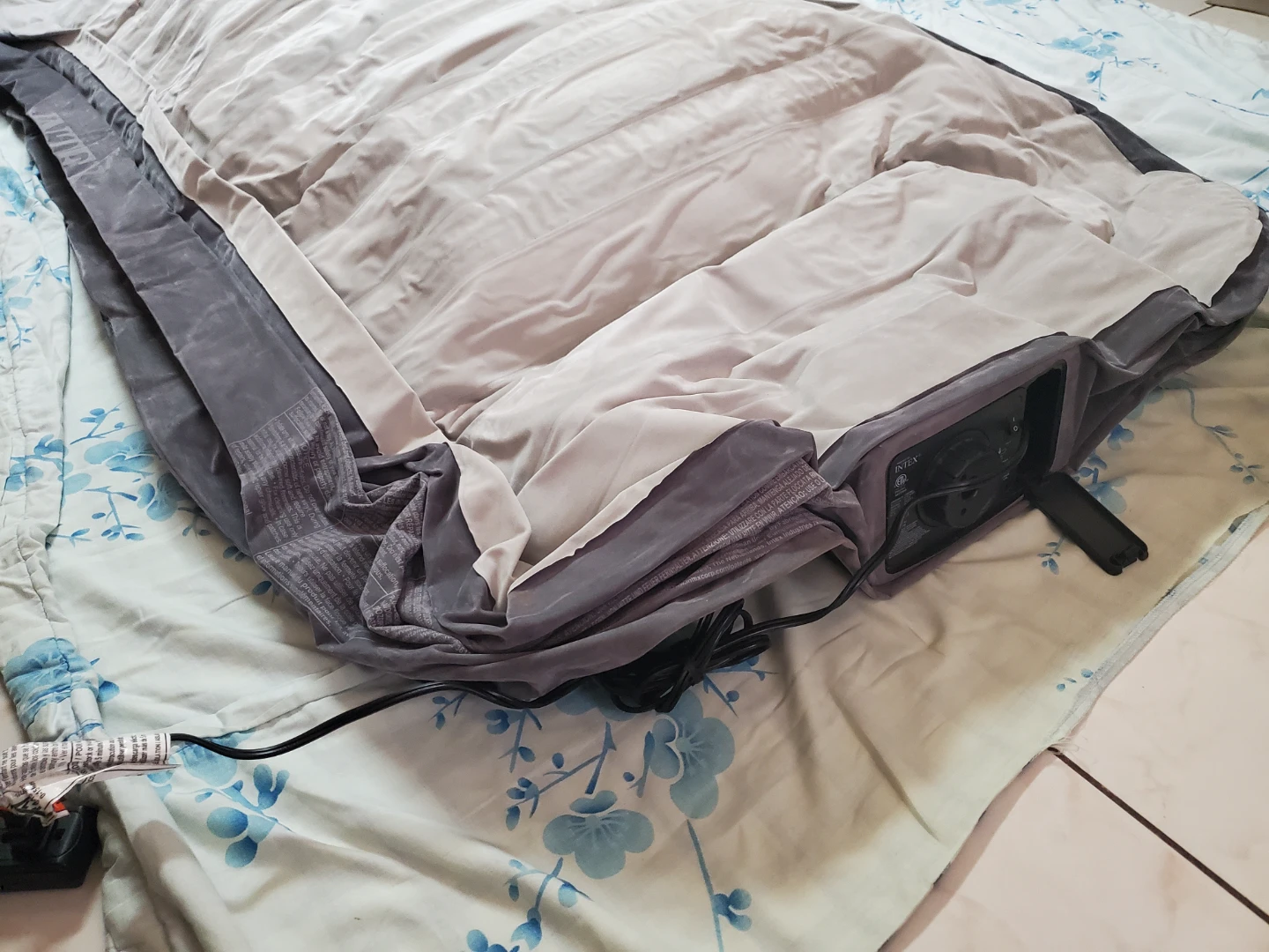Intex Fast-Fill Twin Airbed with Built-in Electric Pump - photo 5