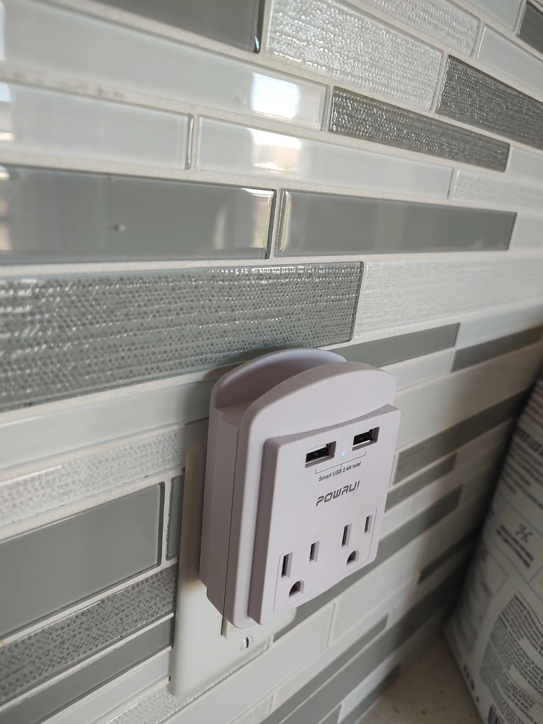 POWRUI Outlet Extender with USB Ports and phone holder - photo 3