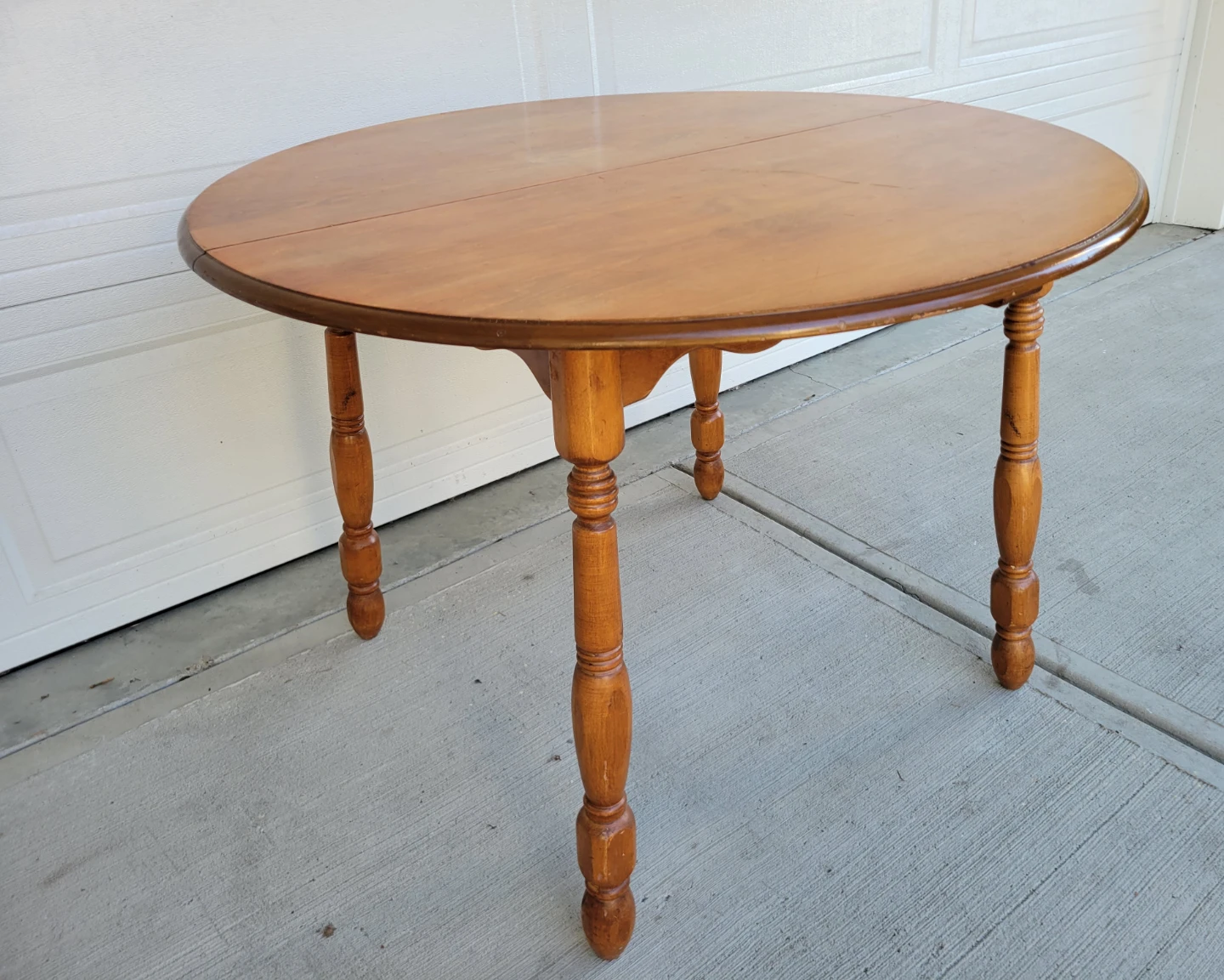 Vintage Solid Wood Round Dining Table with 18" Extension Leaf. - photo 2