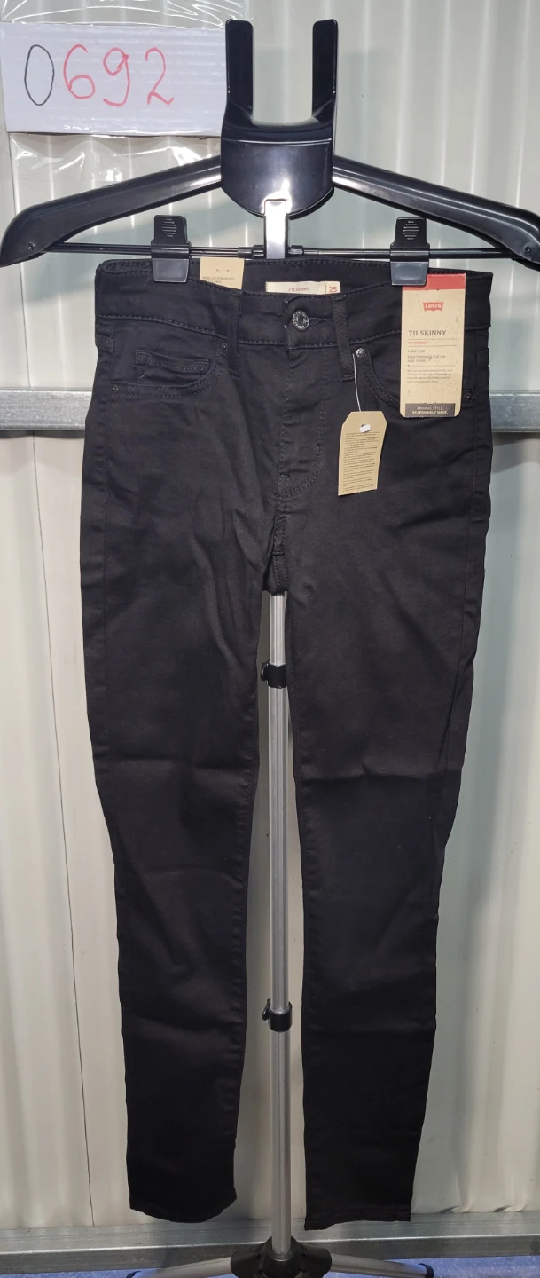 Brand new. Levi's 711 Skinny Jeans Black size 25 (0692)