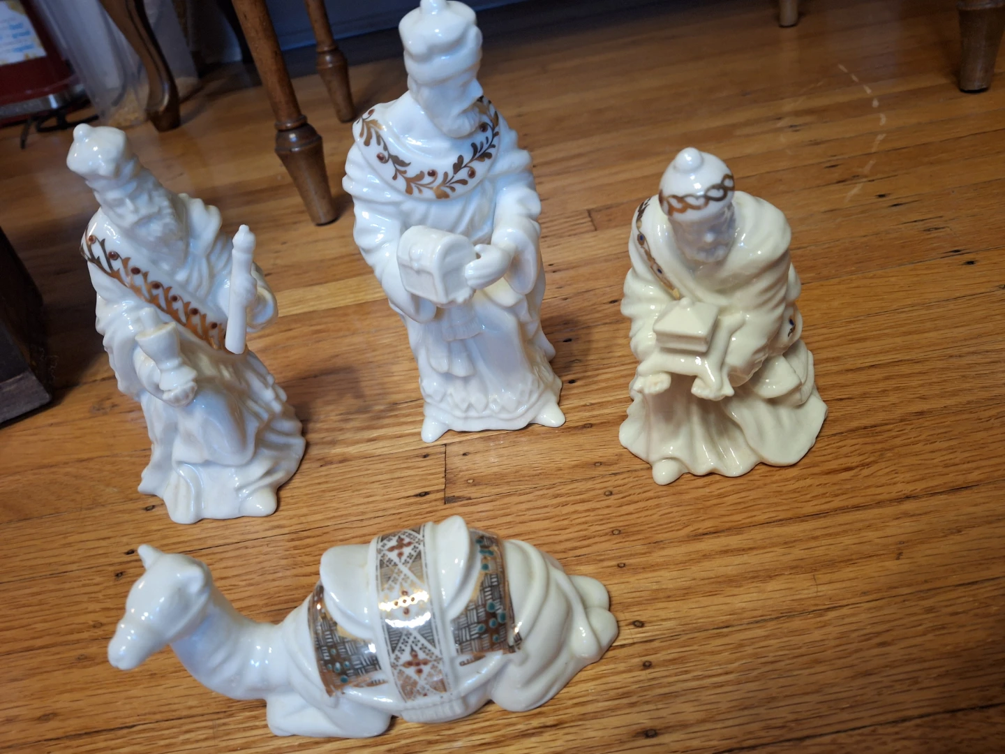 Ceramic Nativity Set with Lighted Wooden Stable - photo 5