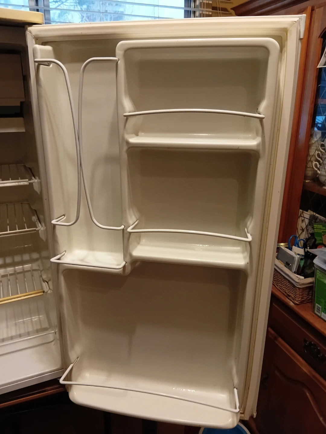 GE Compact White Mini Fridge READ DESCRIPTION ON SIZE - photo 3