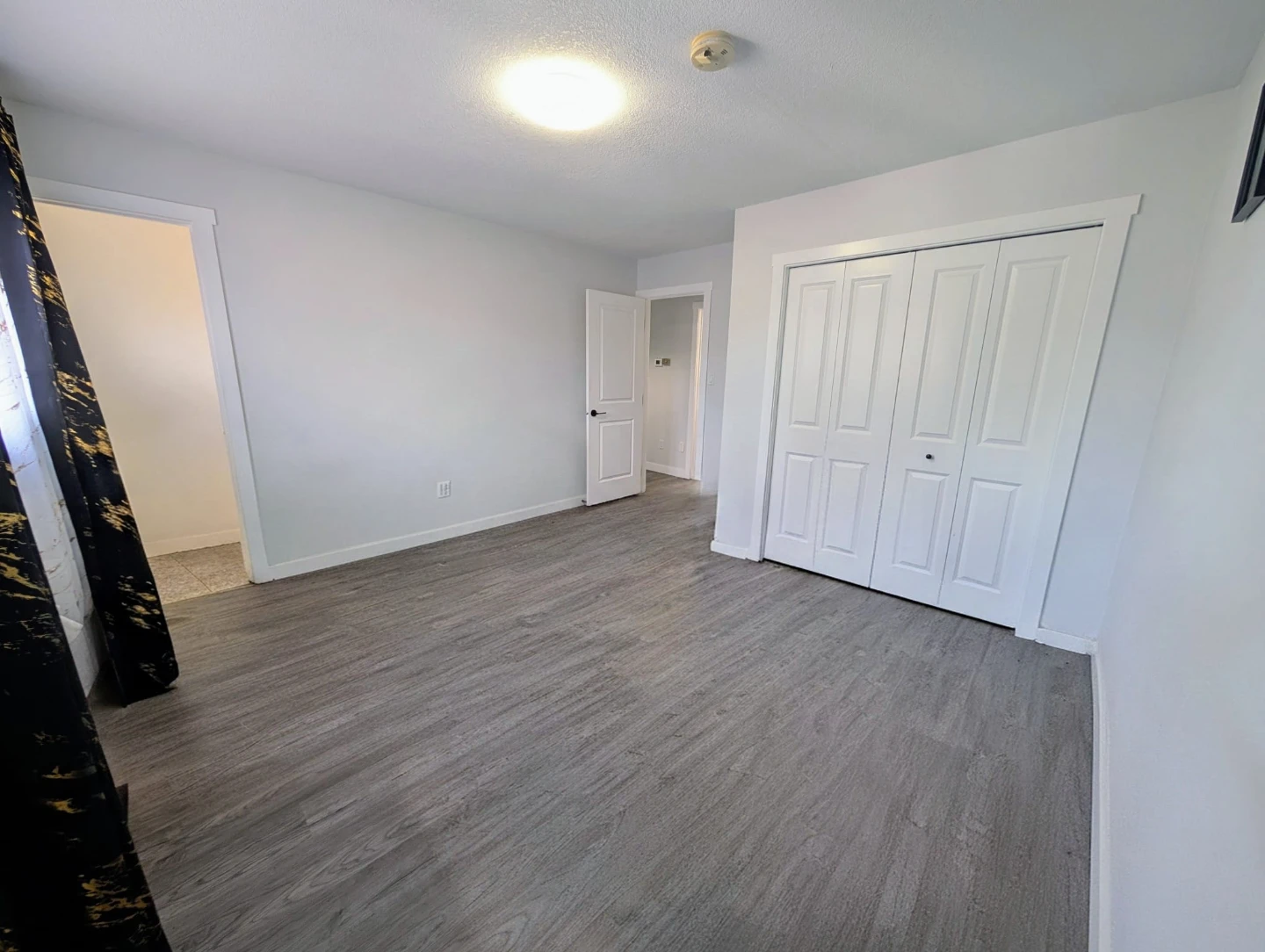 STUNNING & SPACIOUS 3-BED, 1.5-BATH MAIN/UPPER FLOOR RENTAL ! 🔥 - photo 5