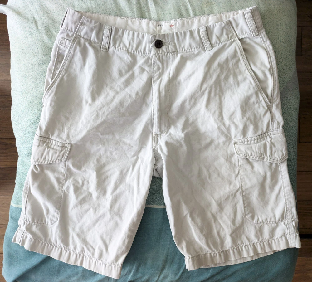 "Dockers" Cargo Shorts - Waist 32in - EXCELLENT CONDITION
