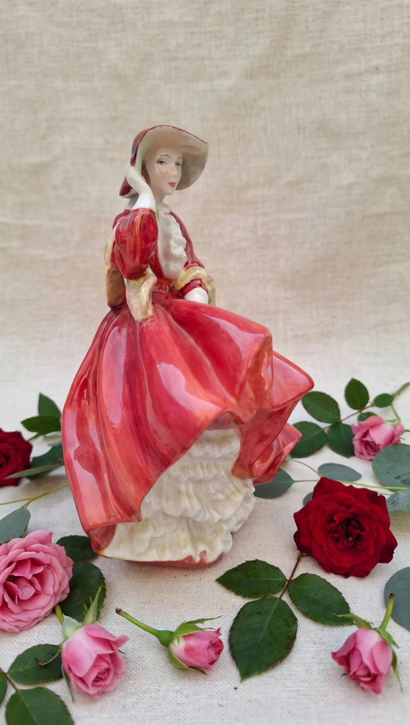 Royal Doulton Top o' the Hill Figurine HN 1834 - photo 4