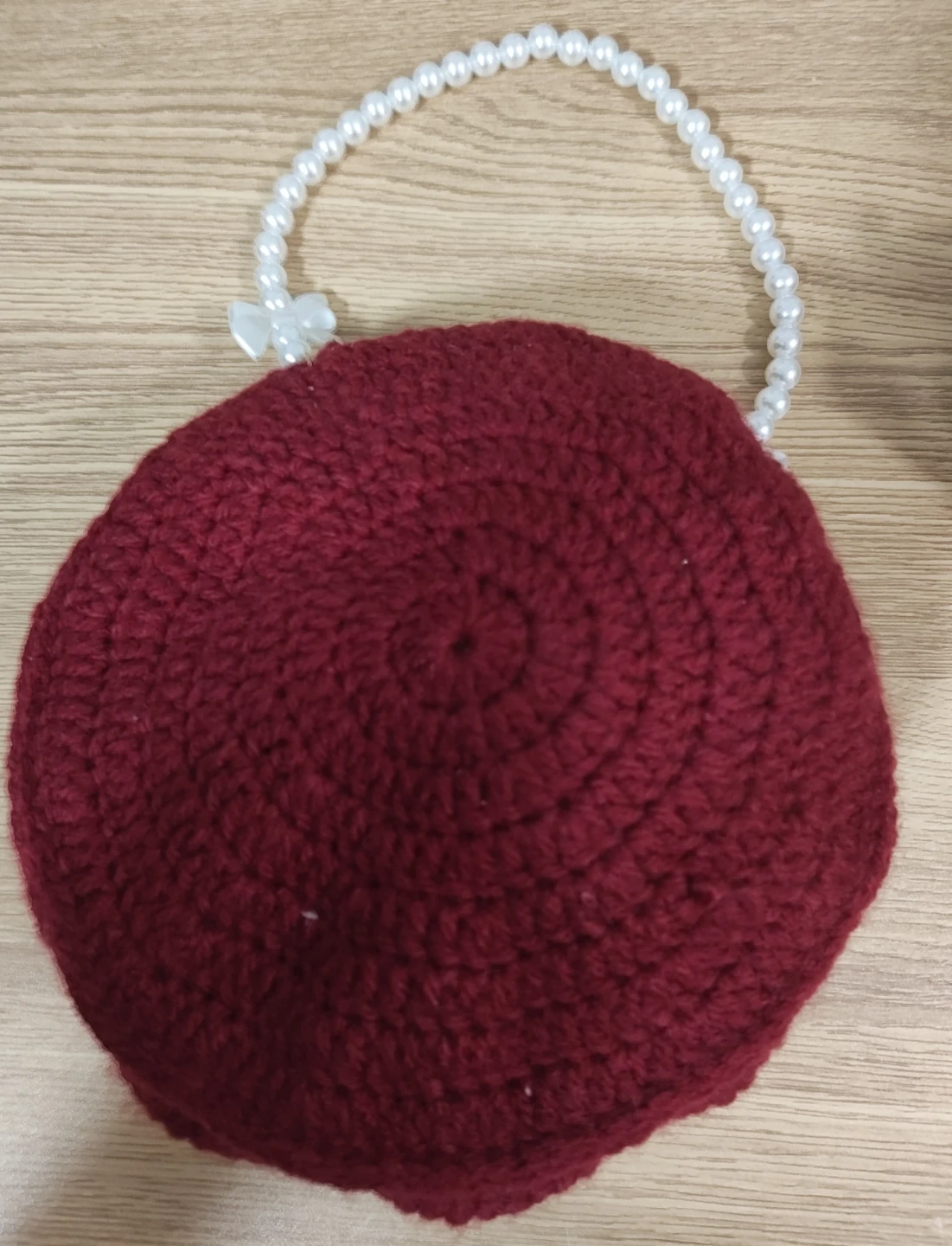 Crocheted rose handbag with pearl strap - photo 5