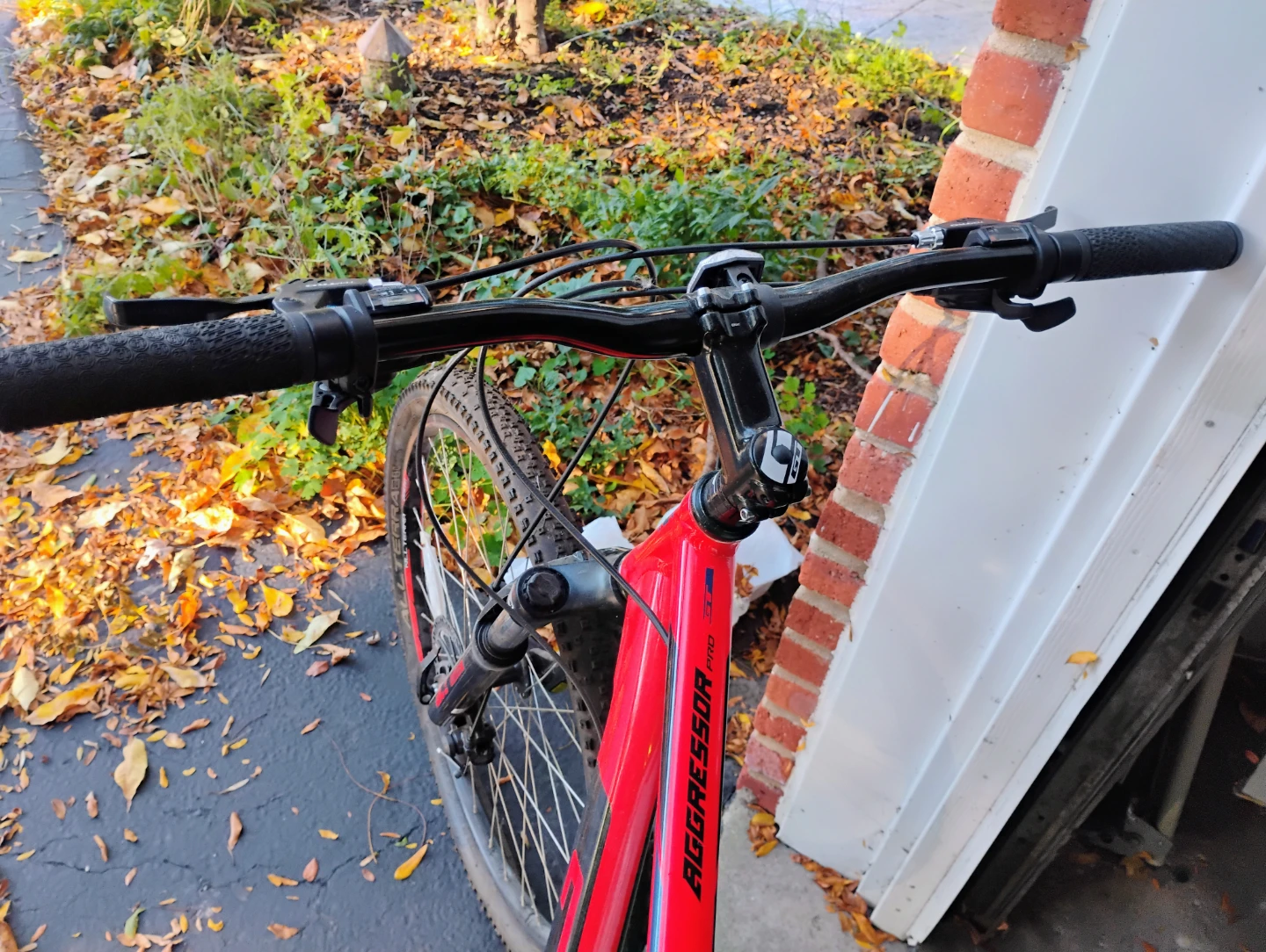 GT Aggressor Pro Mountain Bike - photo 3