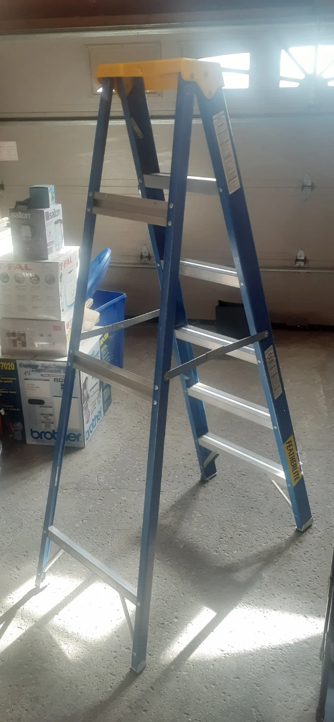 Lught weight 6-Foot Fibreglass Step Ladder - photo 4