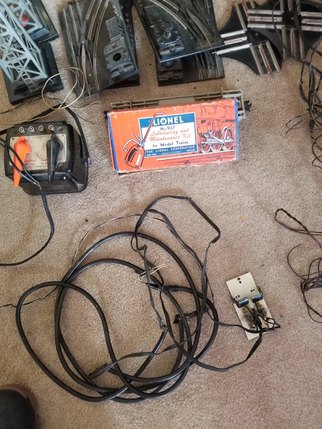 Vintage Lionel Model Train Track and Accessory Set - photo 2