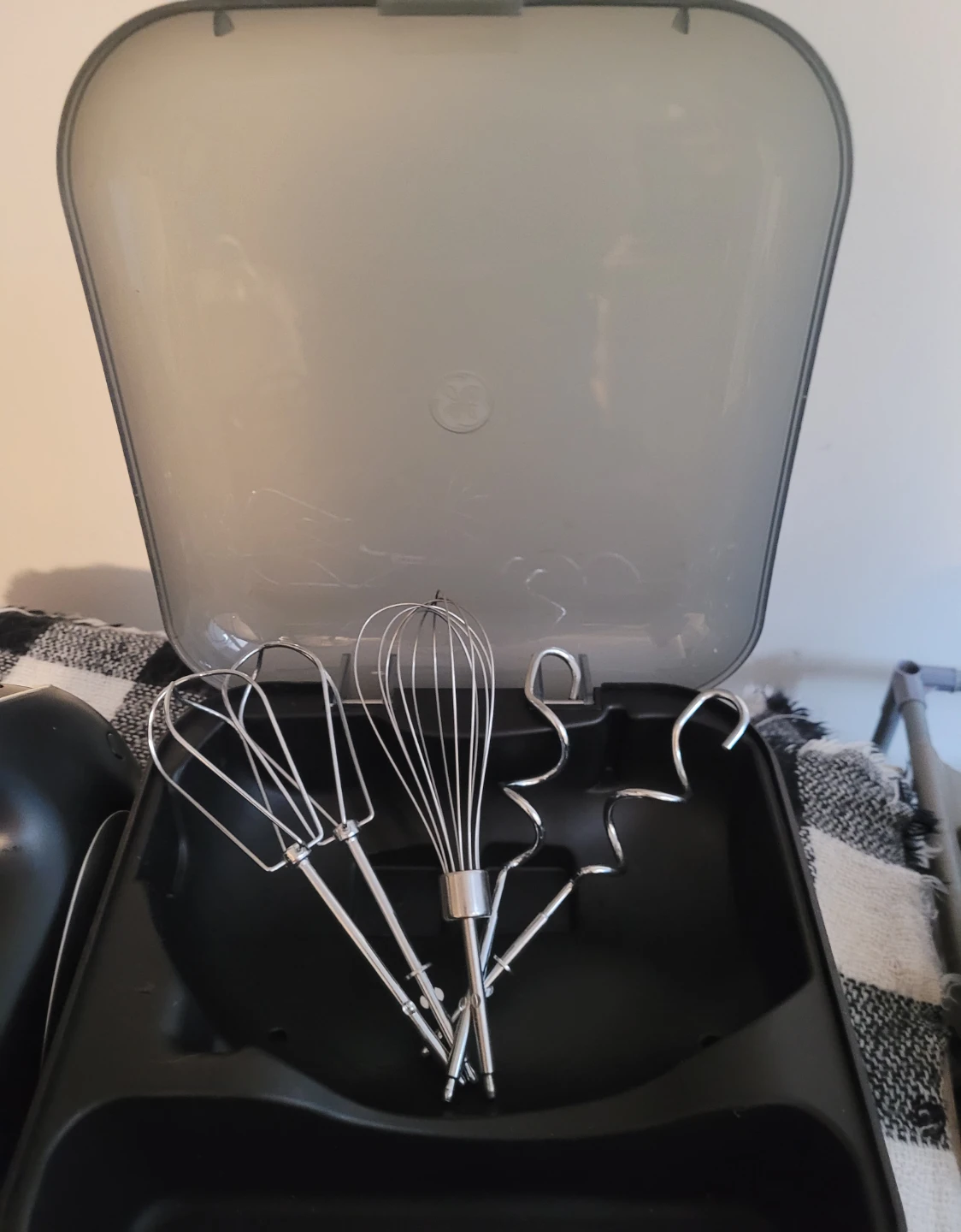 GE Electric Hand Mixer with Storage Case - photo 2
