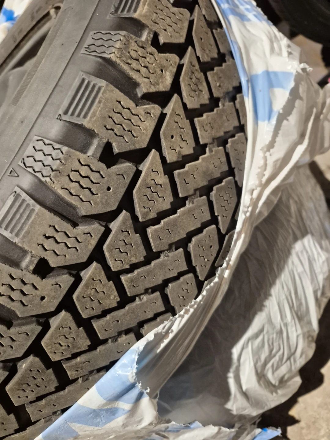 FOUR USED SNOW TIRES ON STEEL RIMS215/65R16 Tires - photo 2