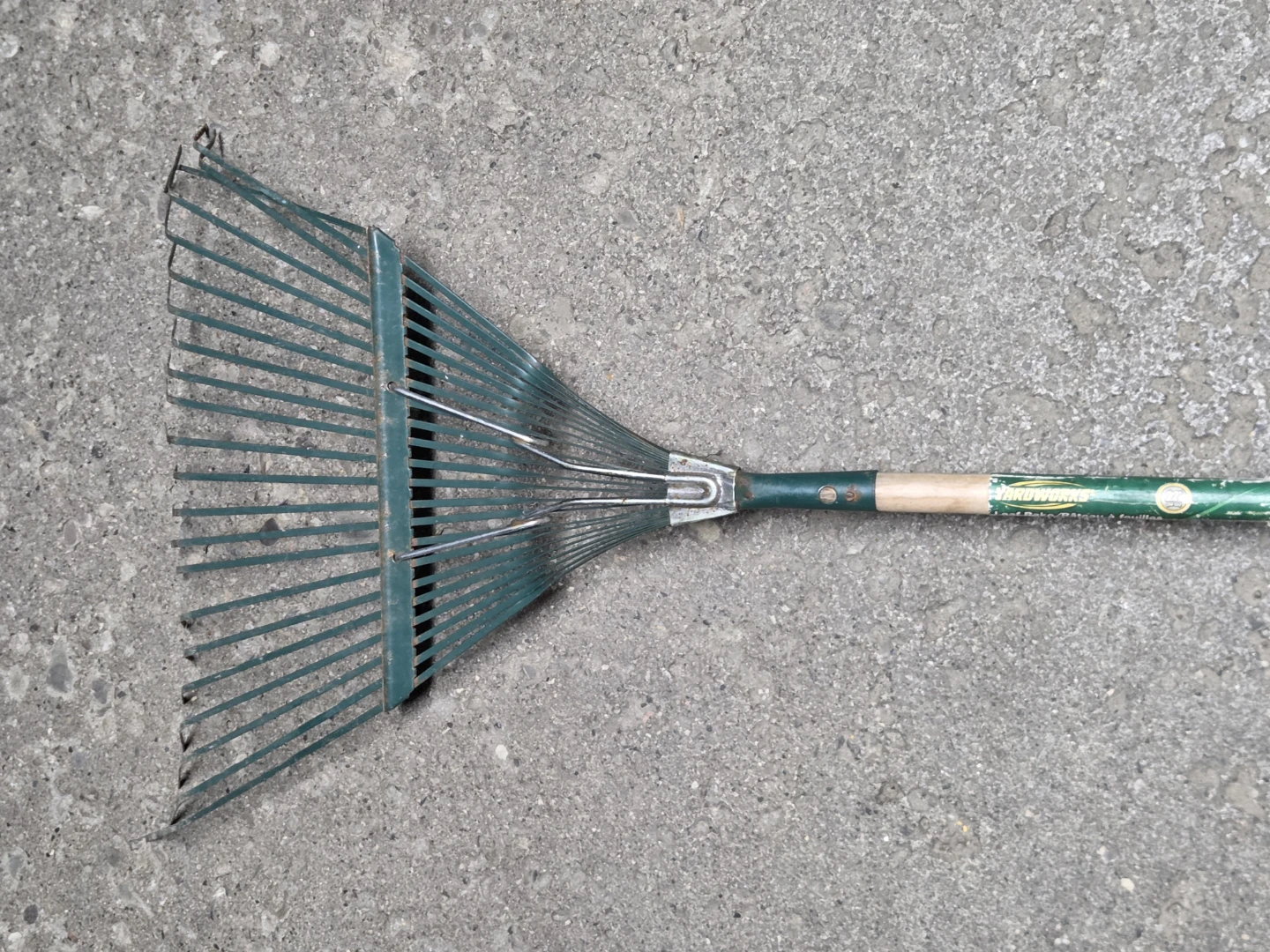Yardworks Metal 22-inch Leaf Rake