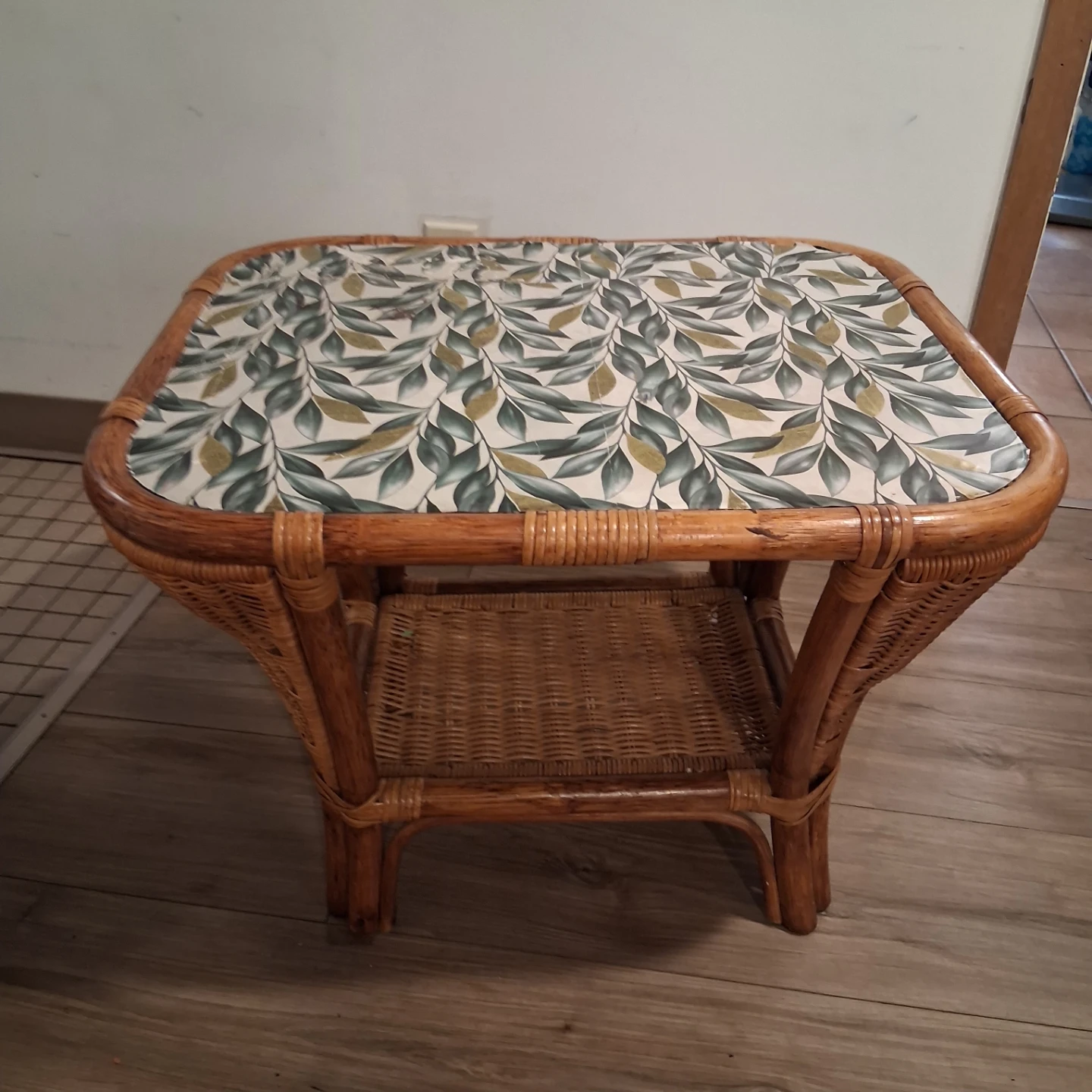VINTAGE BAMBOO/ RATTAN GLASS TOP SM. C.TABLE Wt SHELF - photo 2