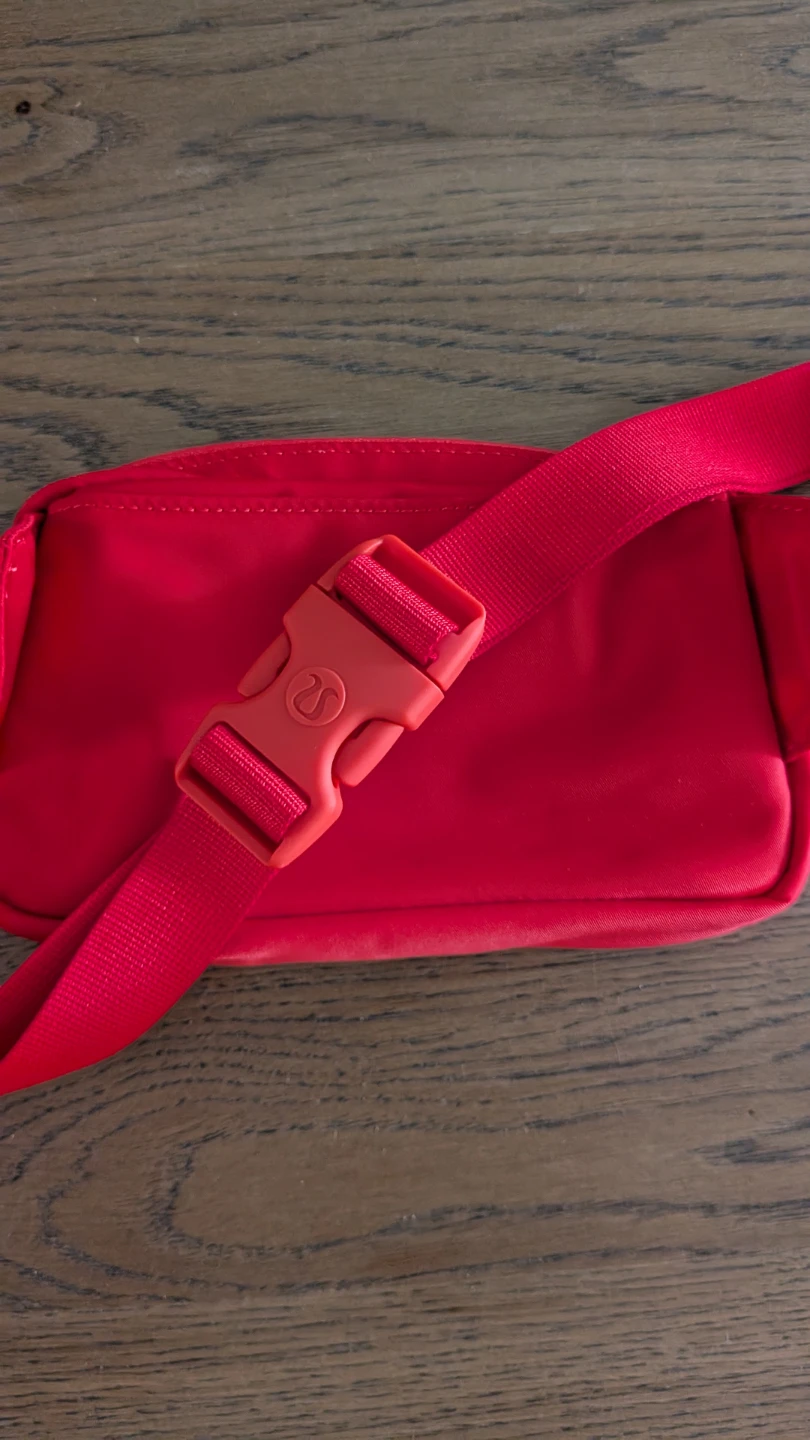 Lululemon Everywhere Belt Bag Canada Edition - photo 4