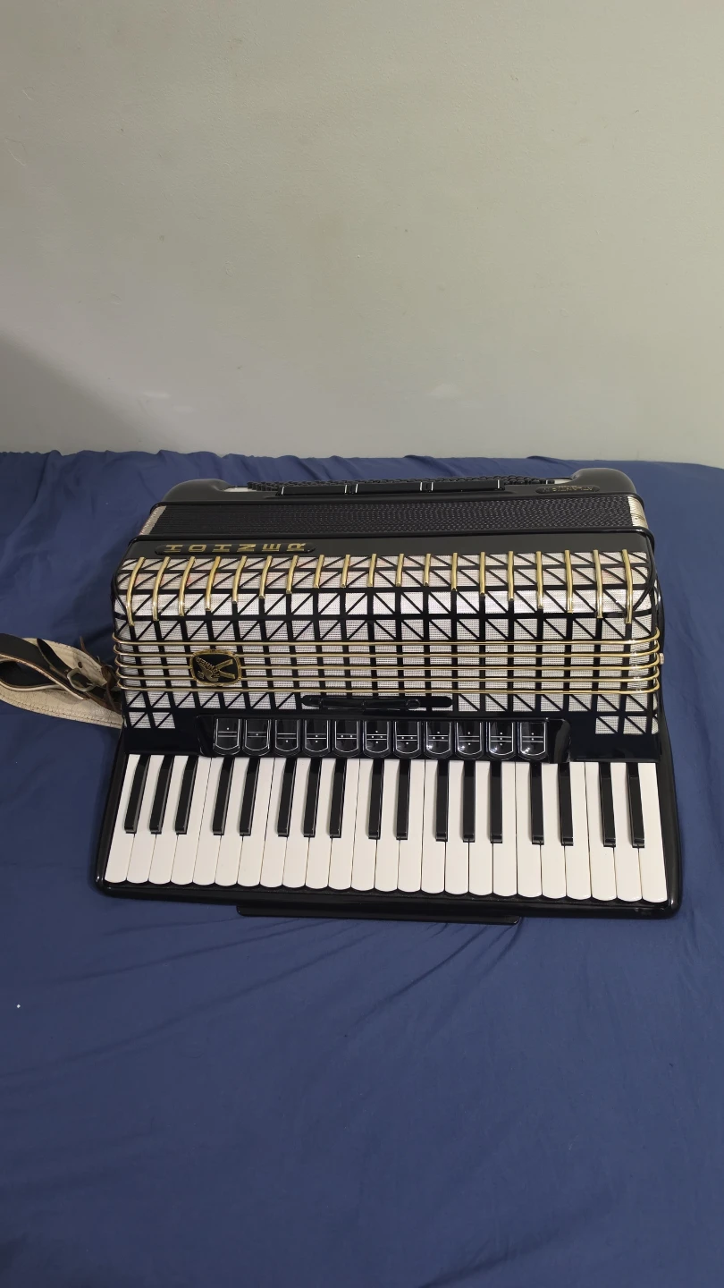 Hohner Atlantic IV De Luxe Accordion