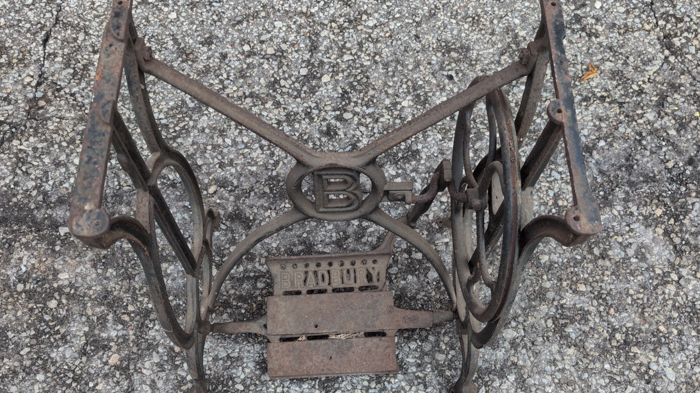 Vintage Bradbury Sewing Machine Base - photo 5
