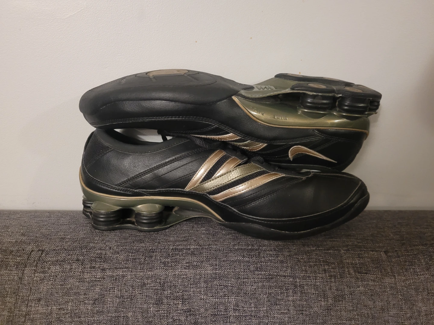 Nike Shox Women's Athletic Shoes Black and Gold - photo 3