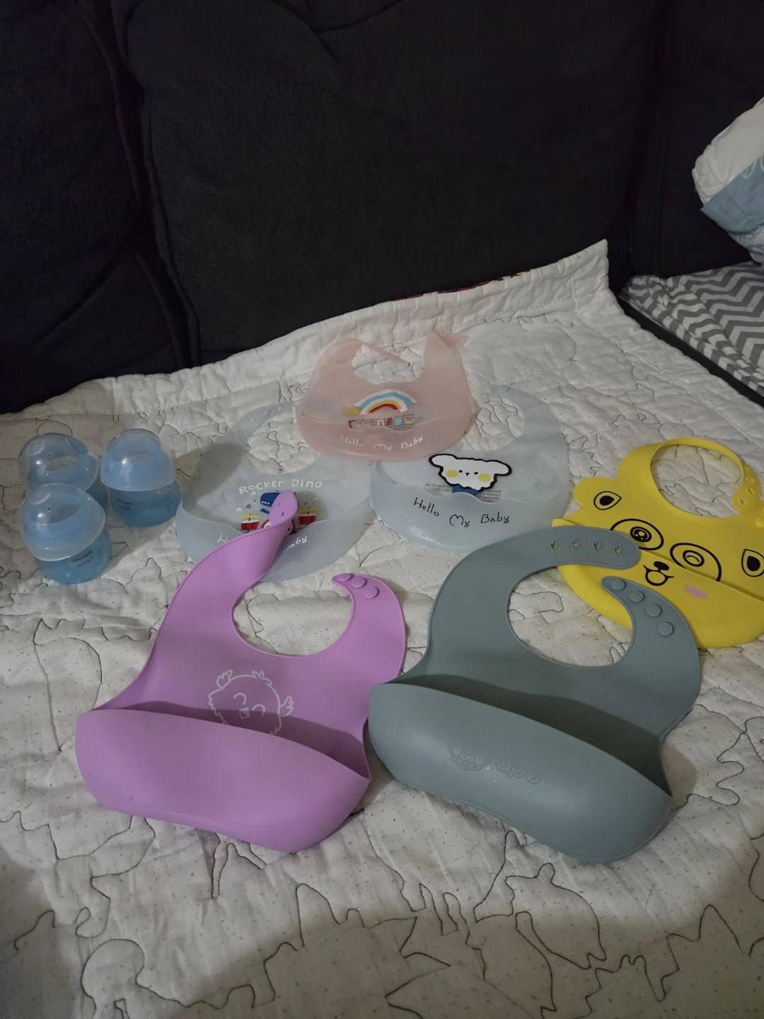 Baby silicone bibs and bottle caps - photo 2