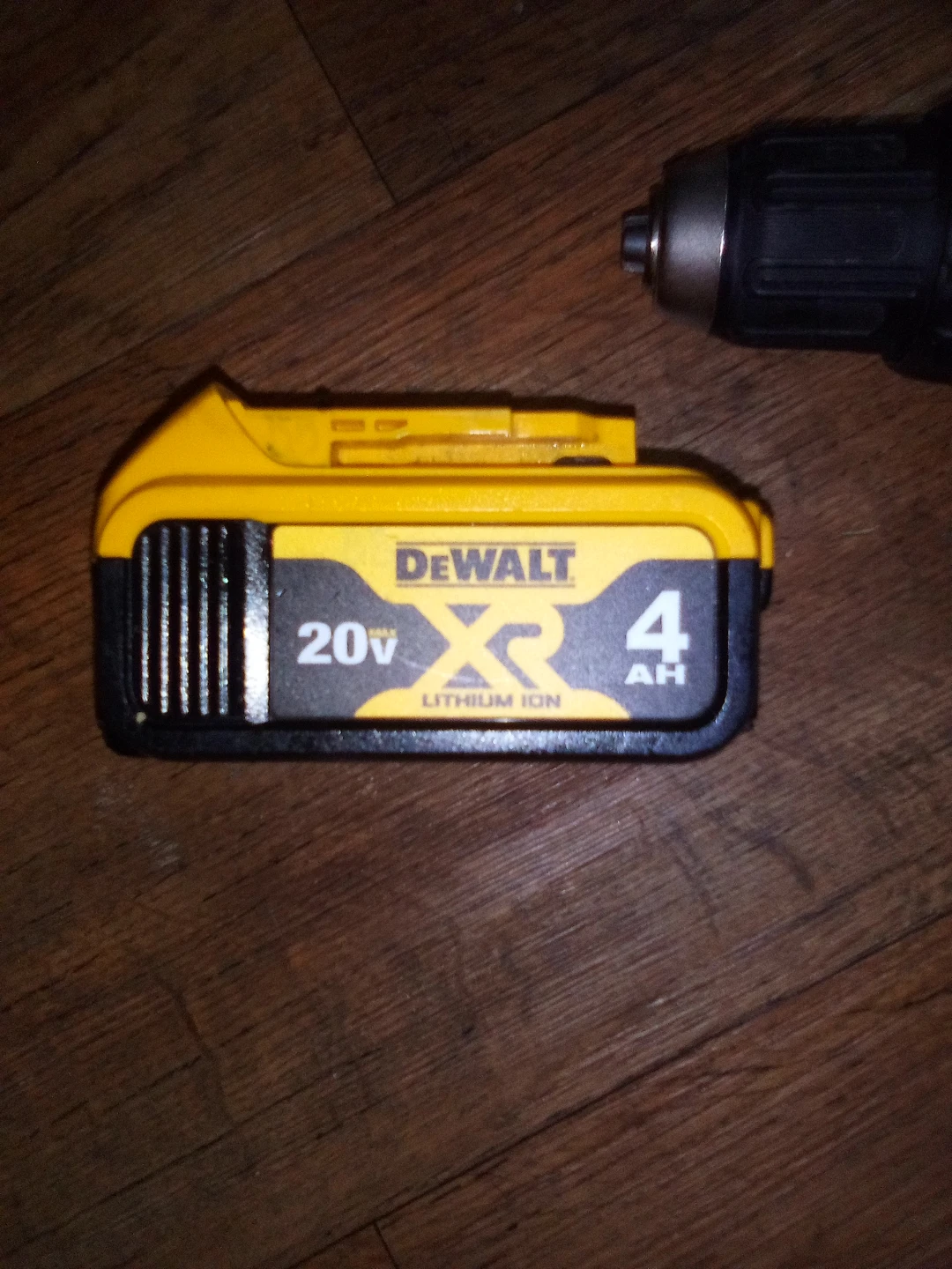 DeWalt 20V XR 4Ah Lithium Ion Battery - photo 2