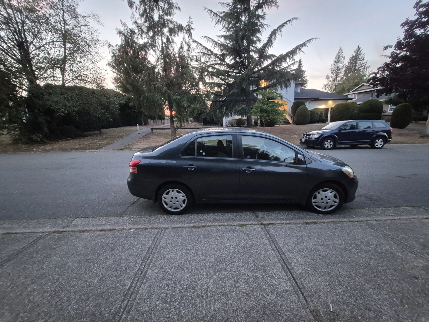 Toyota Yaris Sedan - photo 3