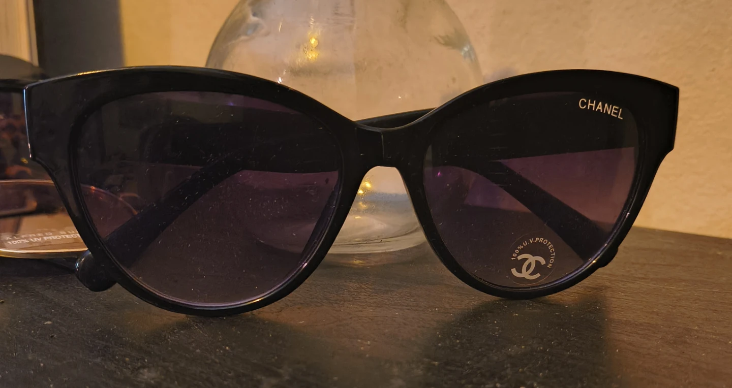 Sunglasses Black with Pearl and Heart Detail