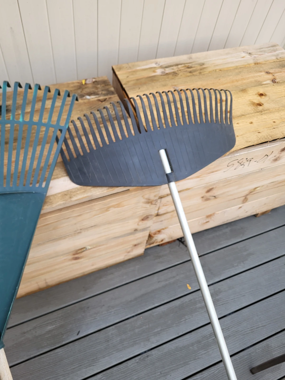 Garden Fan Leaf Rakes - photo 3