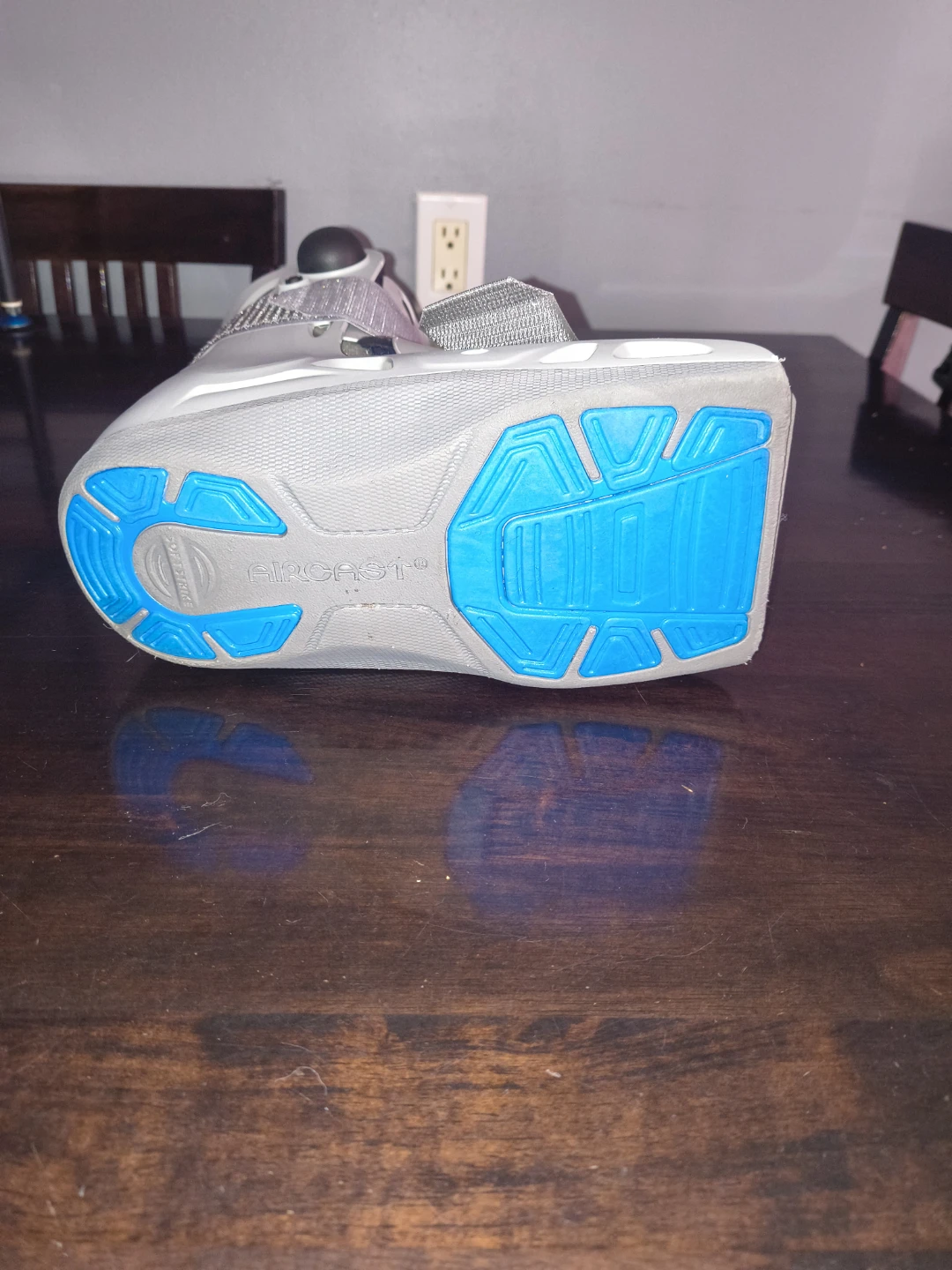 Small Aircast Walking Boot (Like new) - photo 4