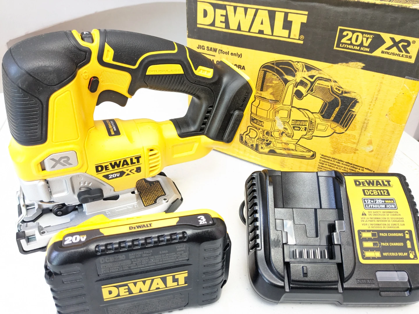 20V Max DeWalt XR Jigsaw + 3AH Lithium Power Starter Kit - photo 2