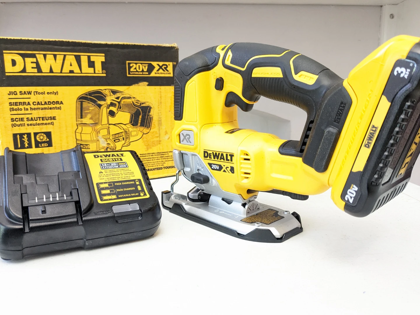 20V Max DeWalt XR Jigsaw + 3AH Lithium Power Starter Kit - photo 3