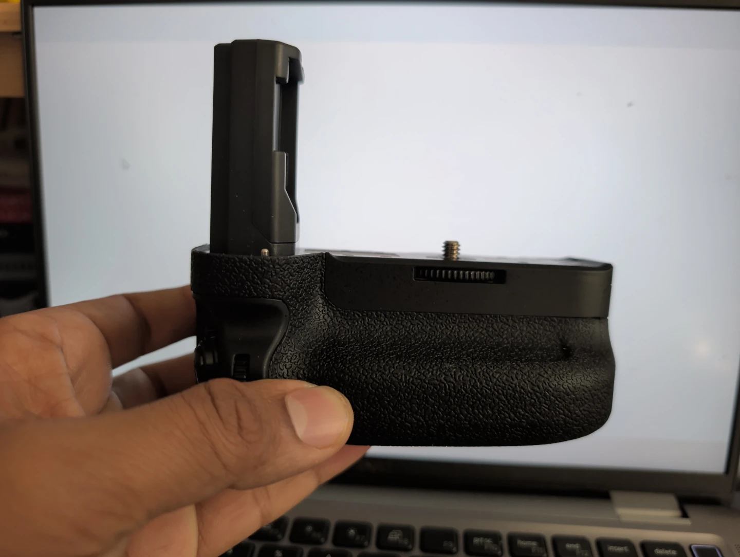 Vello BG-S6 Battery Grip for Sony A9 and A7 III Series - photo 2