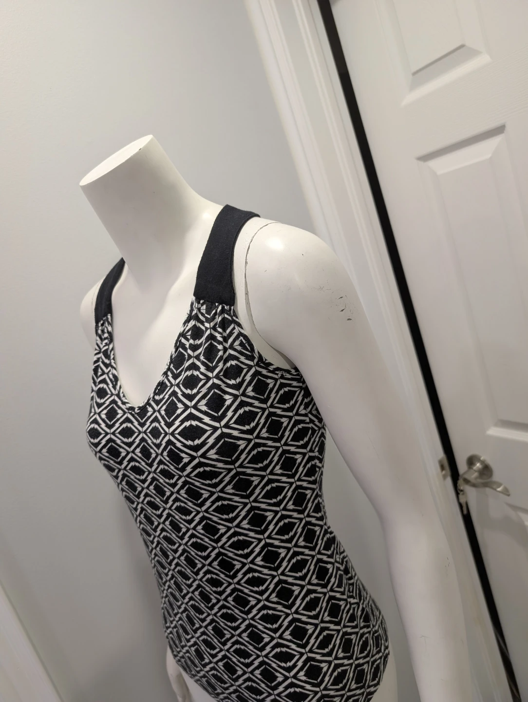 EUC - Banana Republic  Black & White Ornate Patterned Tank Top - photo 3