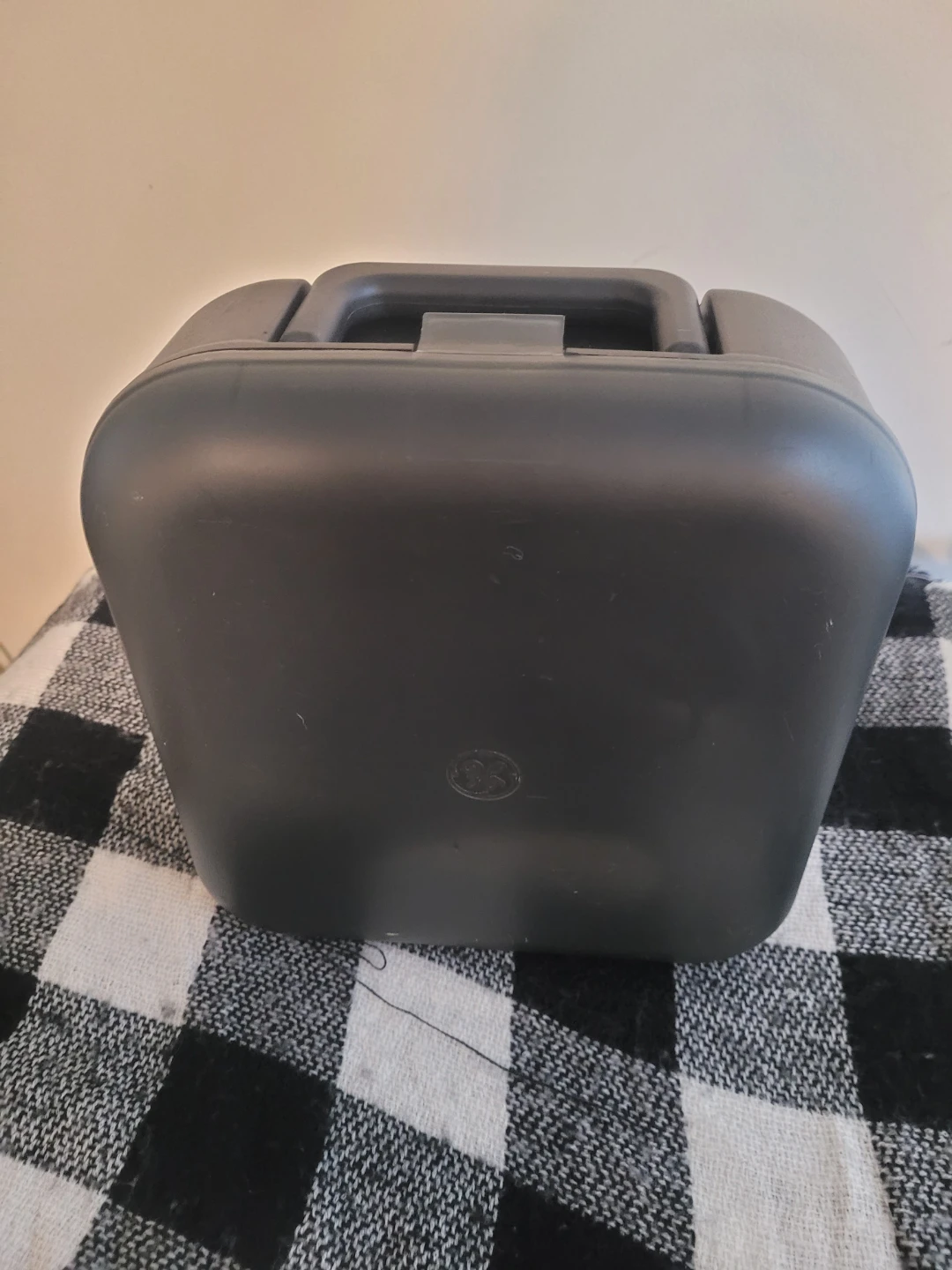 GE Electric Hand Mixer with Storage Case - photo 3