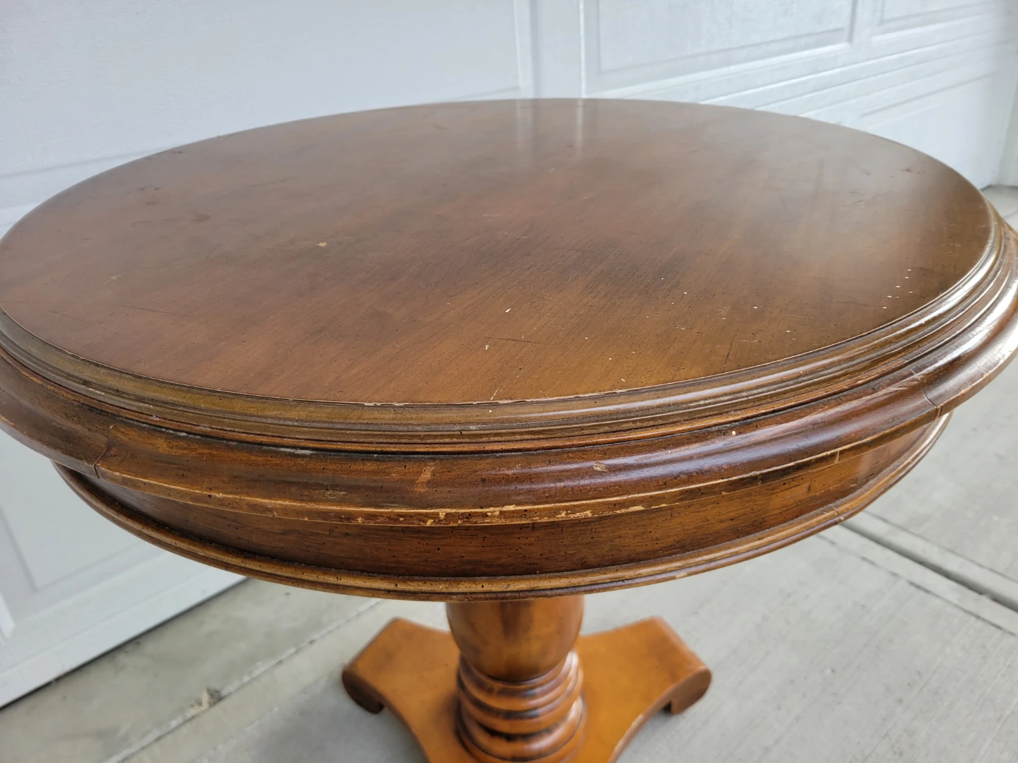 Beautiful Vintage Traditional Wooden Pedestal Accent Table. - photo 3