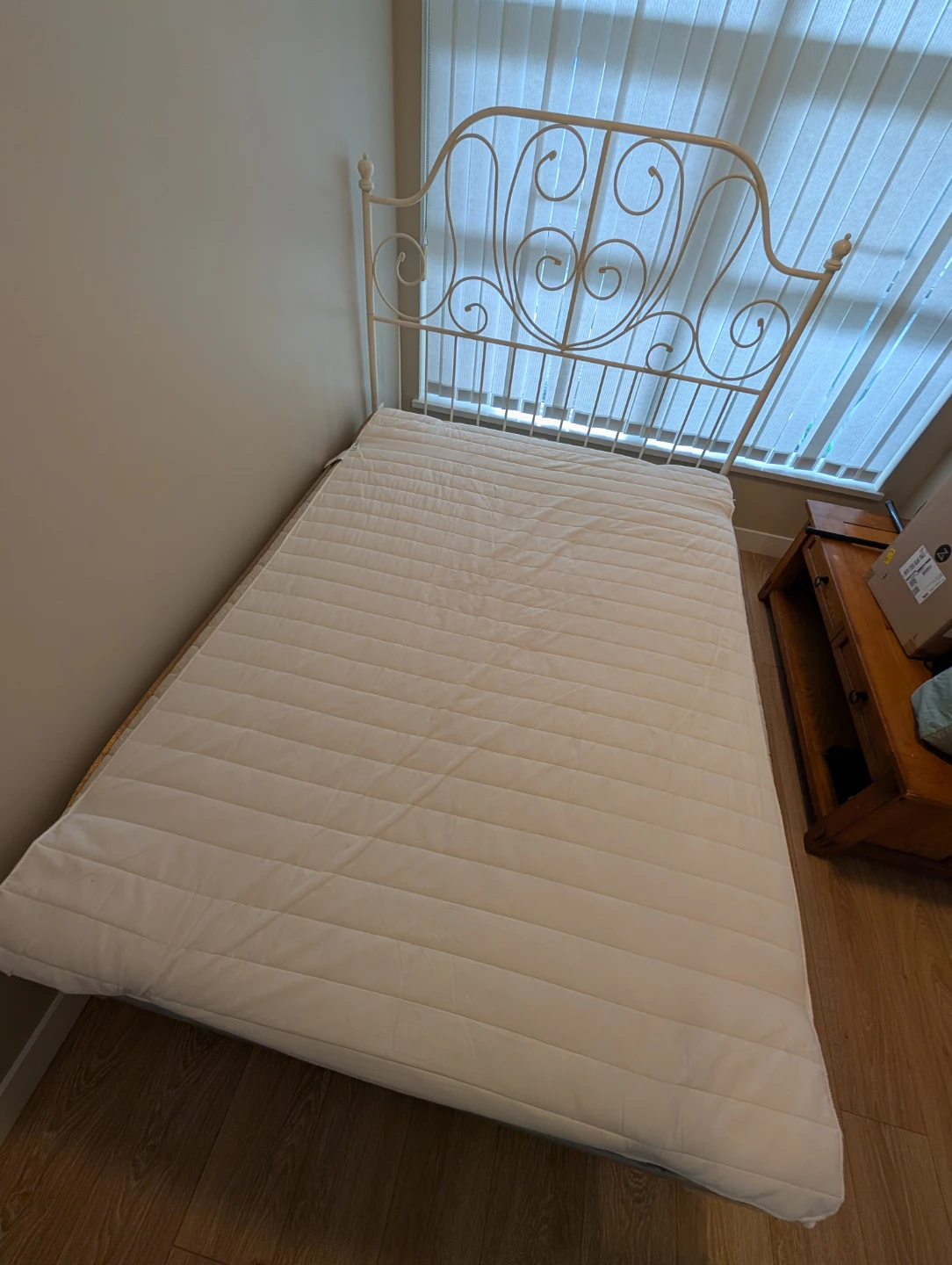 White Metal Frame Queen Size Bed - photo 2