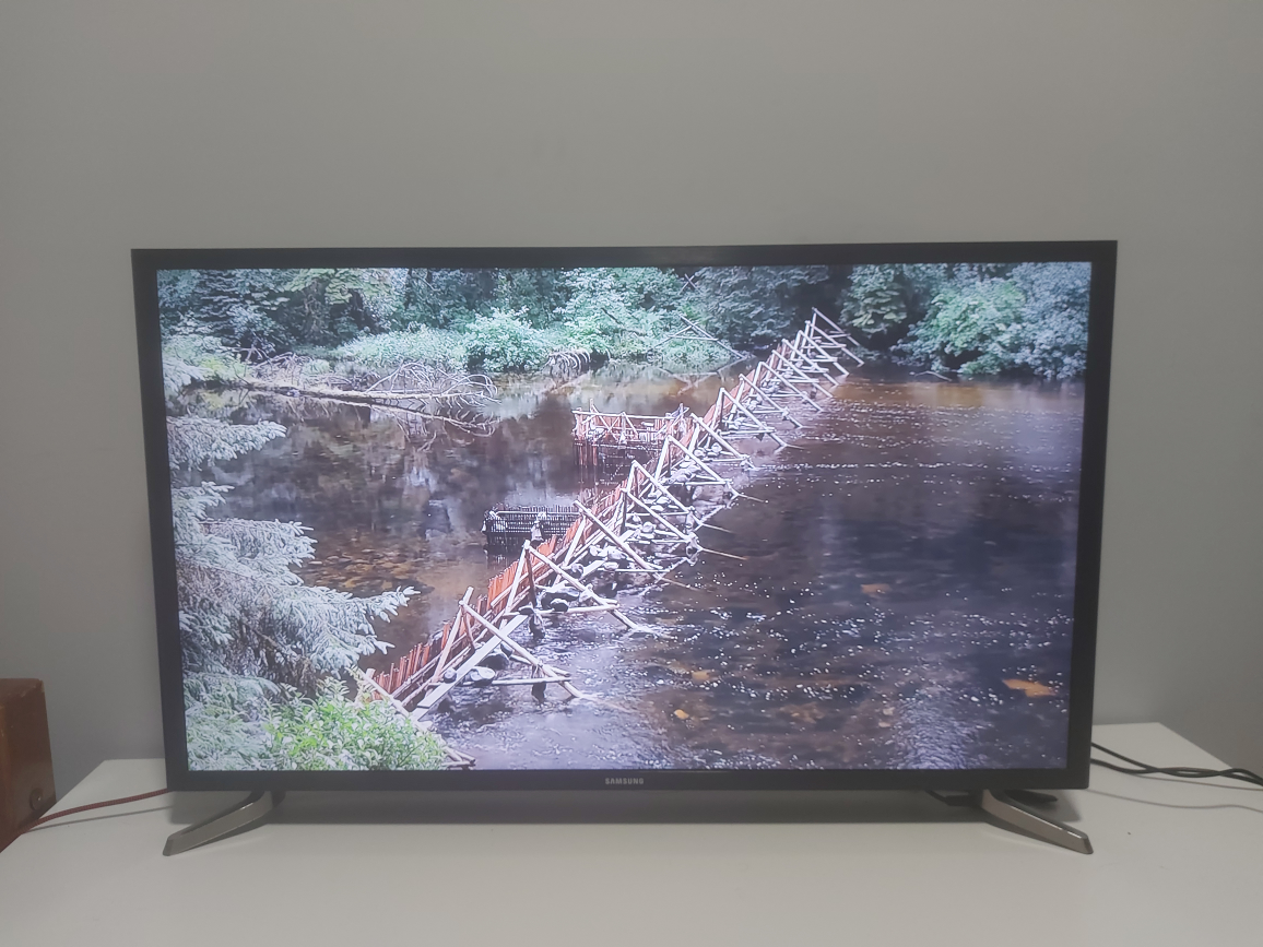Samsung 32” Smart TV with Remote – Works Great